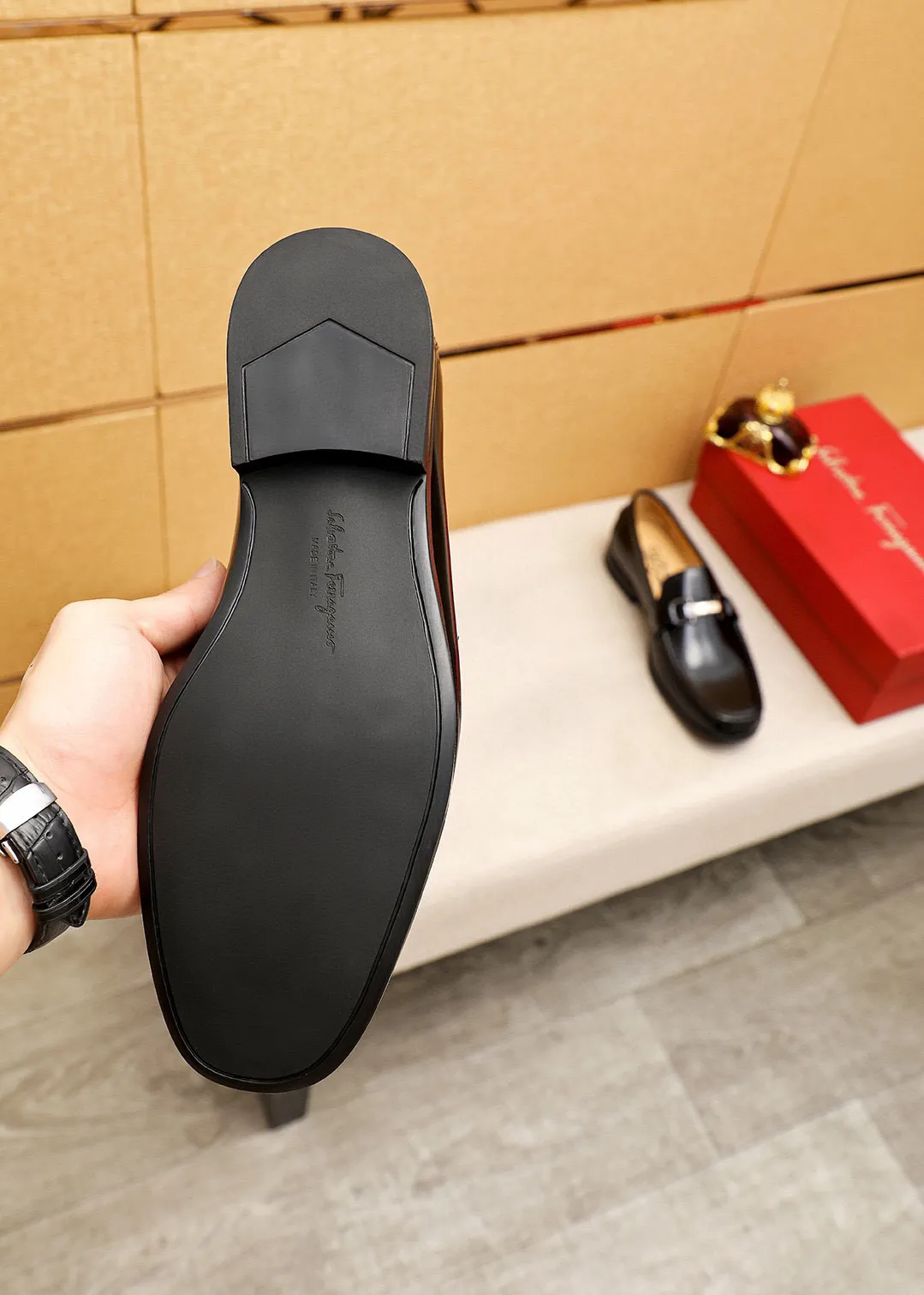 Men's shoes 💰460 💐 Product trademark: Ferragamo "Ferragamo" casual leather shoes Regular size: 38-44 (45.46🉑️customized) Product materials: Selected imported first-layer open-edge beaded cowhide leather upper + luxury hardware buckle, imported water-dyed cowhide leather lining. Strong three-dimensional visual effect, original rubber outsole Color: 1⃣️color optional